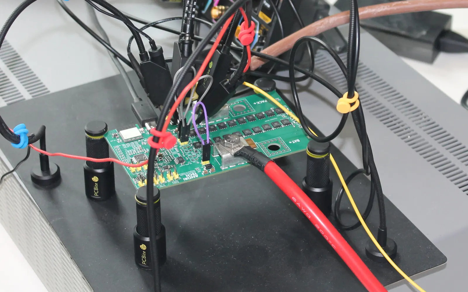 Nahaufnahme eines Anori BMS beim Test im Labor in Hamburg