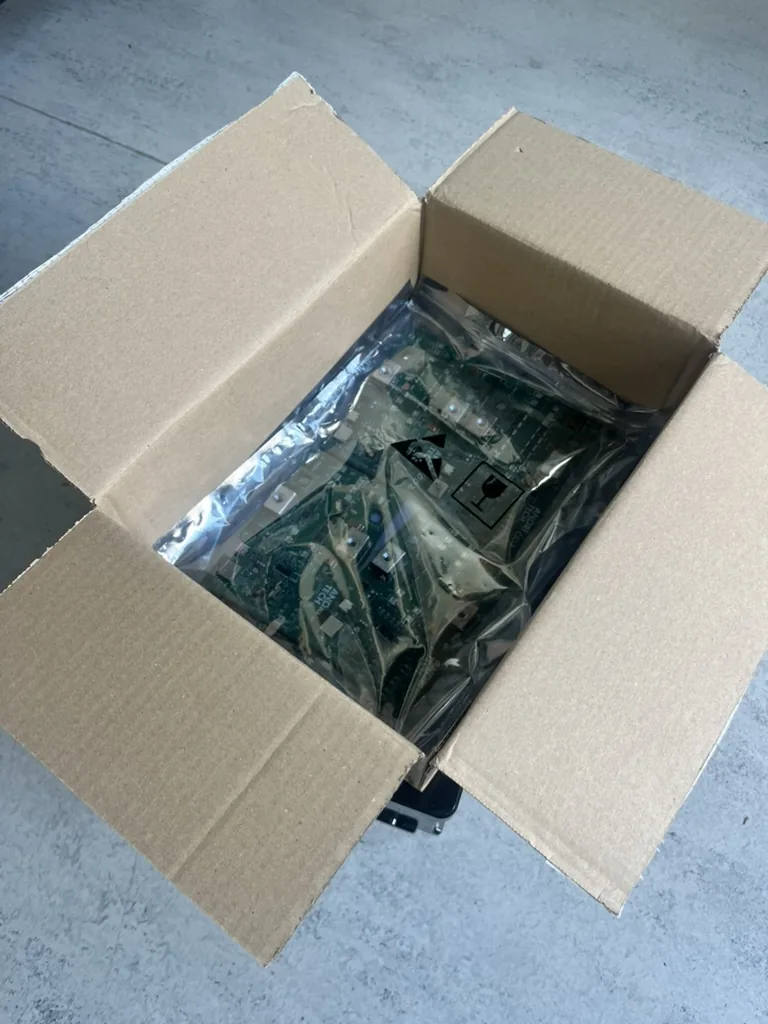 Versandfertig verpacktes Anori Low-Voltage BMS im geöffneten Karton