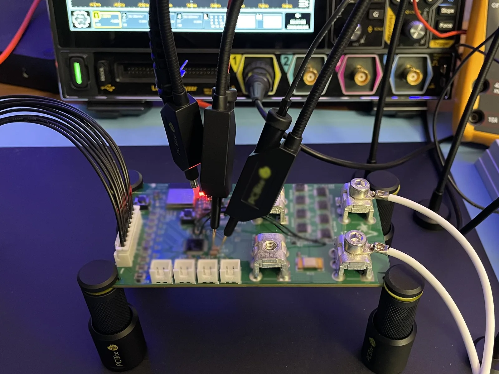 Anori Low-Voltage BMS im Labortest, angeschlossen an Oszilloskop und Messspitzen