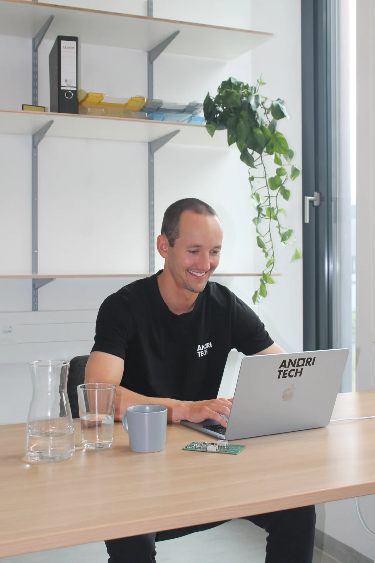 Jan Mauch konfiguriert ein Anori BMS am Laptop