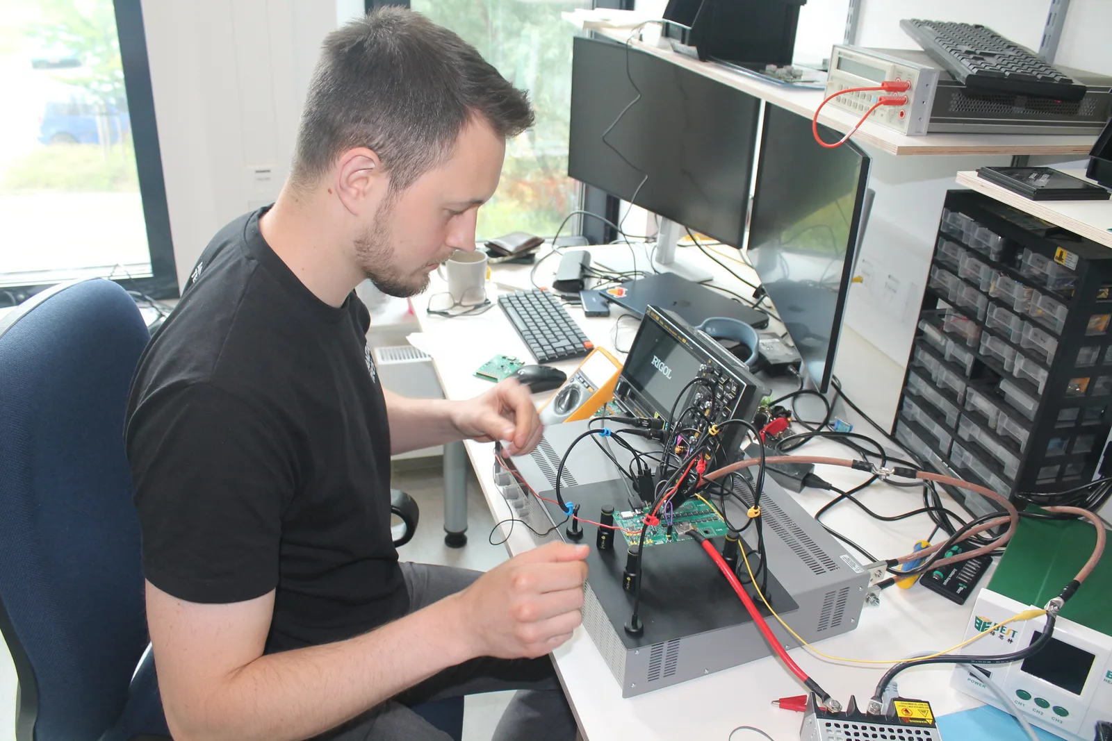 Stefan im Anori-Labor bei der Prüfung des Low-Voltage BMS am Messplatz, angeschlossen an den Zellstack