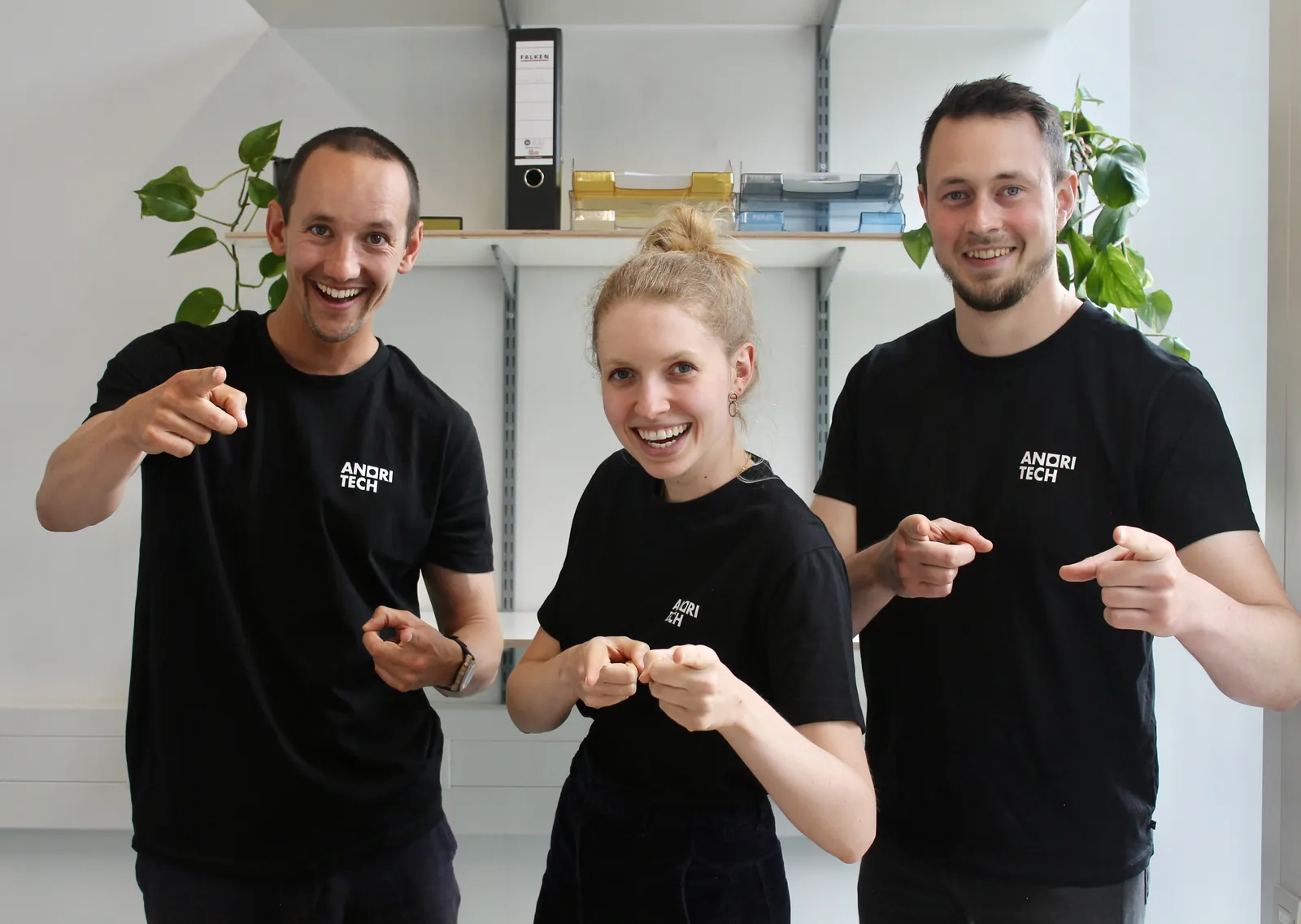 Das Anori-Team zeigt in die Kamera und sucht Verstärkung