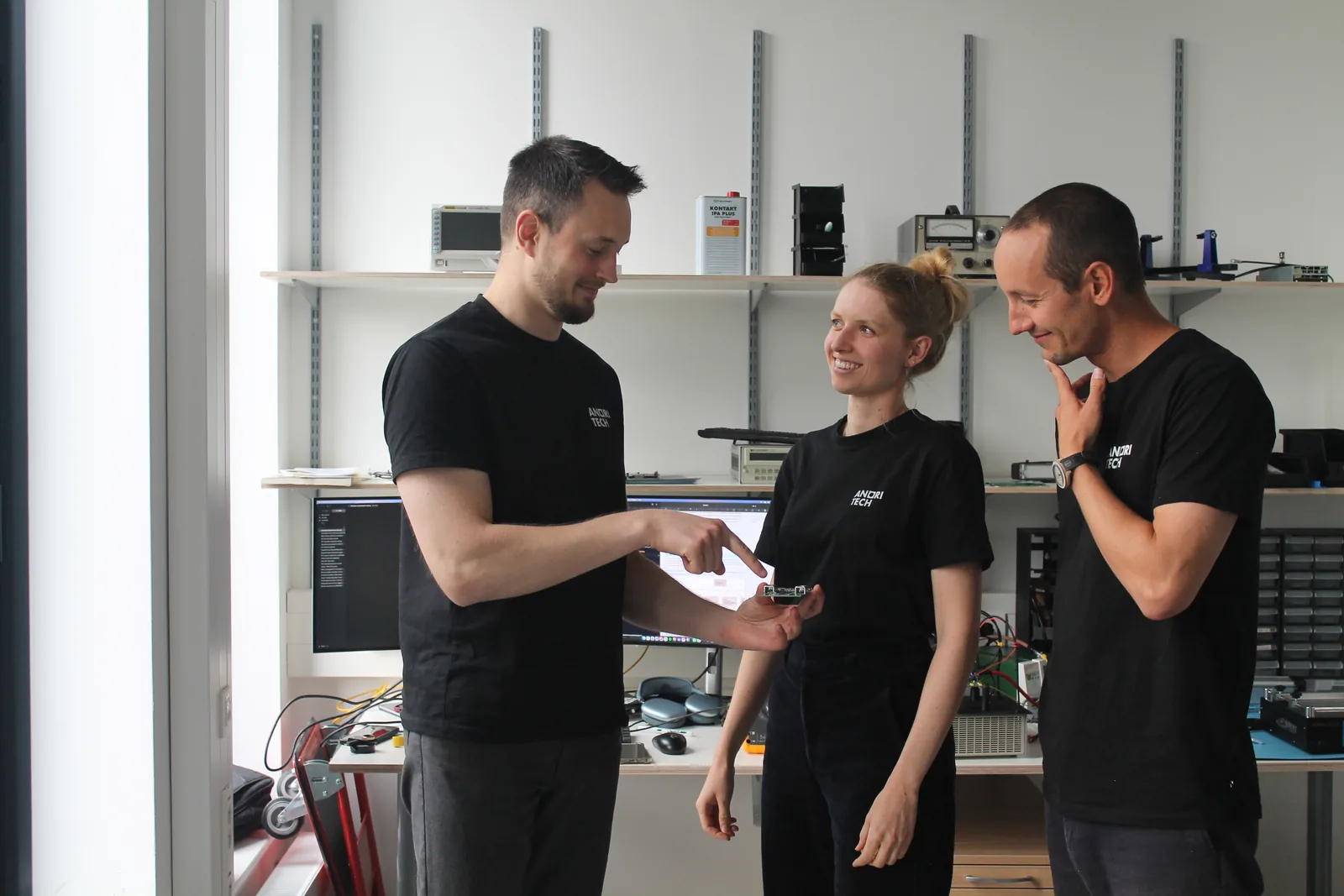 Das Gründerteam von Anori Tech im eigenen Labor in Hamburg-Bahrenfeld